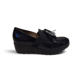 MOCASÍN CON CUÑA Y BORLAS CHAROL MARINO