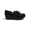 MOCASÍN CON CUÑA Y BORLAS CHAROL MARINO