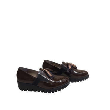 MOCASÍN CON CUÑA Y BORLAS CHAROL MARRON