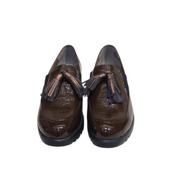MOCASÍN CON CUÑA Y BORLAS CHAROL MARRON