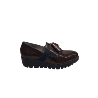 MOCASÍN CON CUÑA Y BORLAS CHAROL MARRON