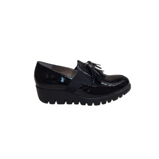 MOCASÍN CON CUÑA Y BORLAS CHAROL NEGRO