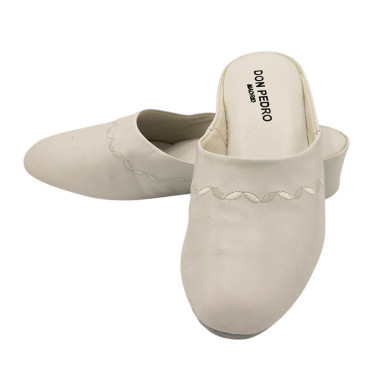 ZAPATILLA CHINELA ADORNO BORDADO BLANCO