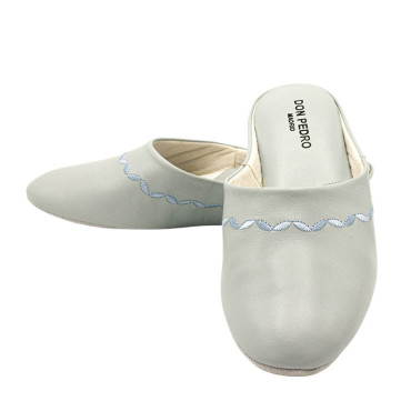 ZAPATILLA CHINELA ADORNO BORDADO CELESTE