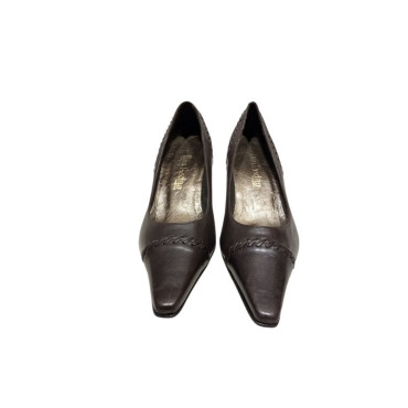 SALON TACON CON ADORNO DE PASADAS MARRON